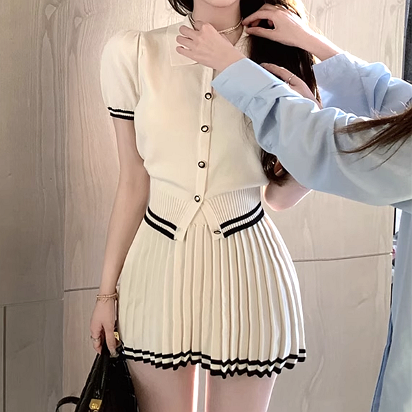 Short-sleeved knitted top high waist pleated skirt set