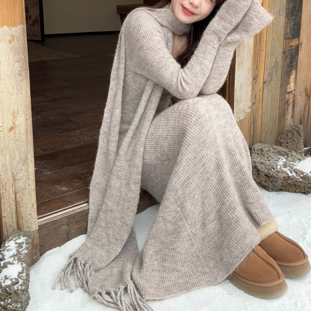 Slimming Long-Sleeved Knit Dress With A Scarf