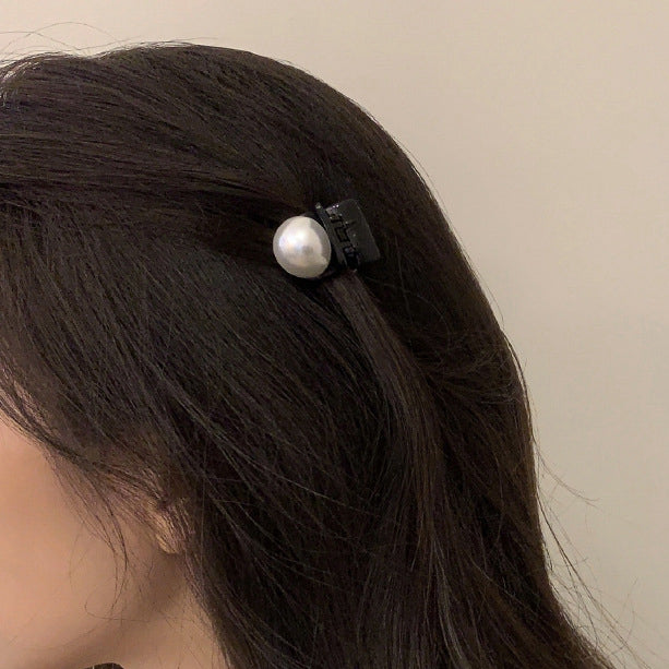 Round pearl simple personality black small hairpin