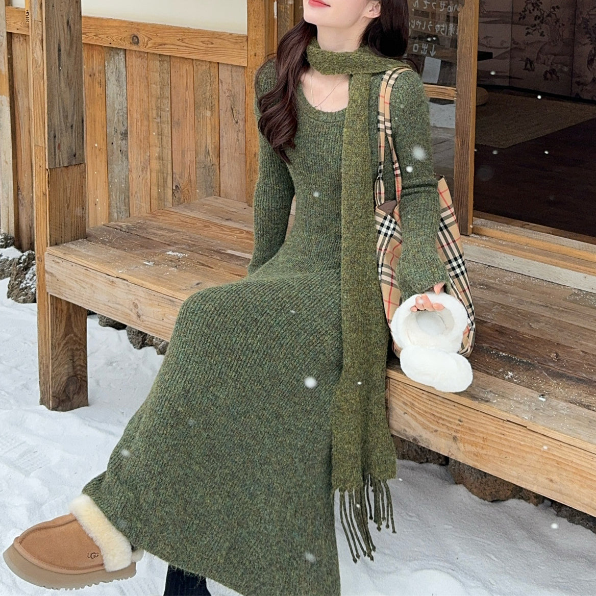 Slimming Long-Sleeved Knit Dress With A Scarf