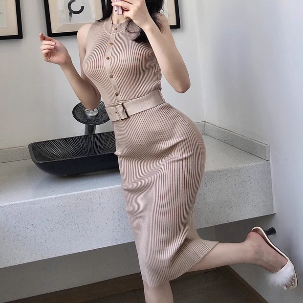 Sleeveless belted button slit stretch-knit dress