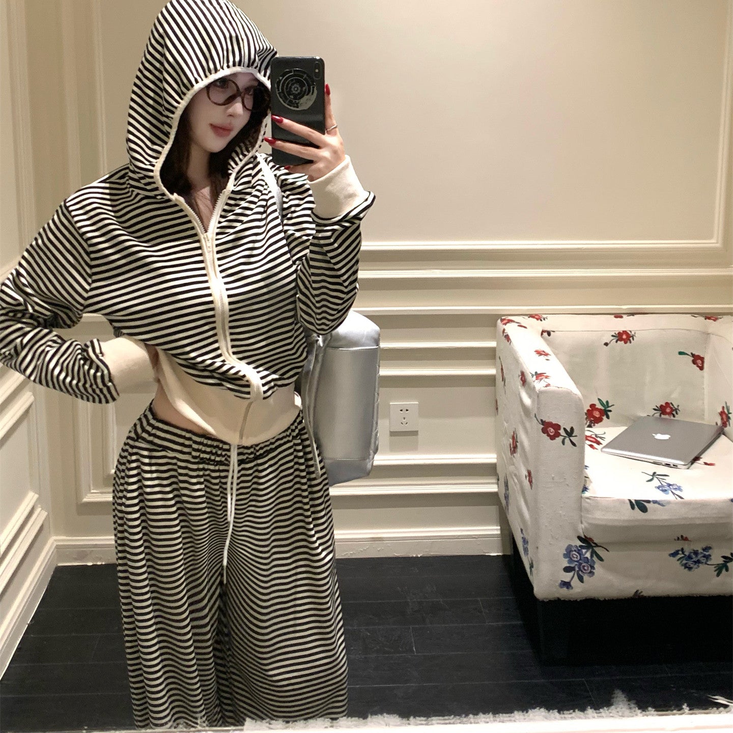 Casual-Chic Two-Piece Set Featuring A Hooded Zip-Up Cardigan And Wide-Leg Trousers