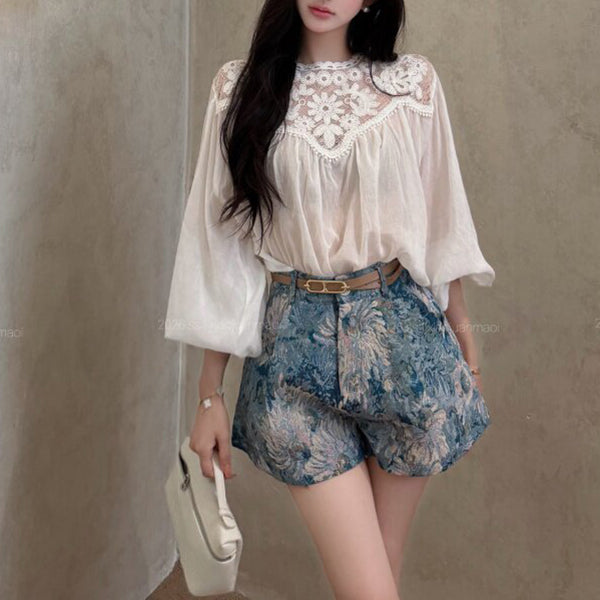 Loose-Fitting Blouse With Lace Collar And Floral High-Waisted Skirt-Shorts Set