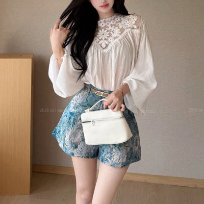 Loose-Fitting Blouse With Lace Collar And Floral High-Waisted Skirt-Shorts Set
