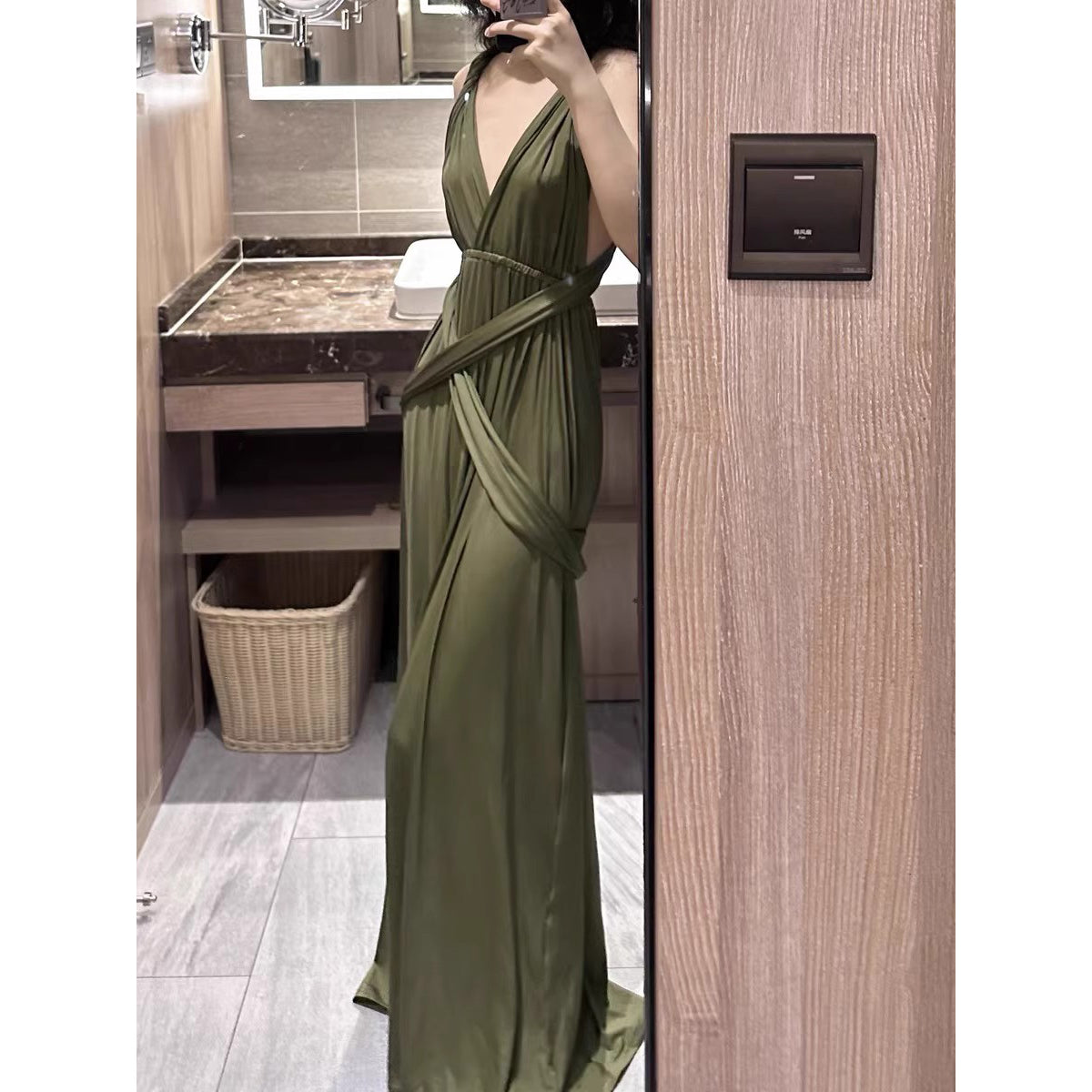 A Variety Of Wearable Cross-Over Backless Strappy Banquet Gowns