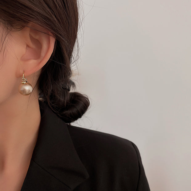 Golden alloy pearl vintage temperament earrings